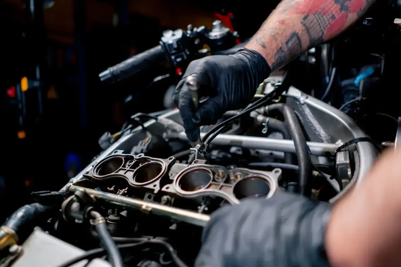Zdjęcie Uszczelka pod głowicą objawy: rozpoznaj problemy z silnikiem na czas