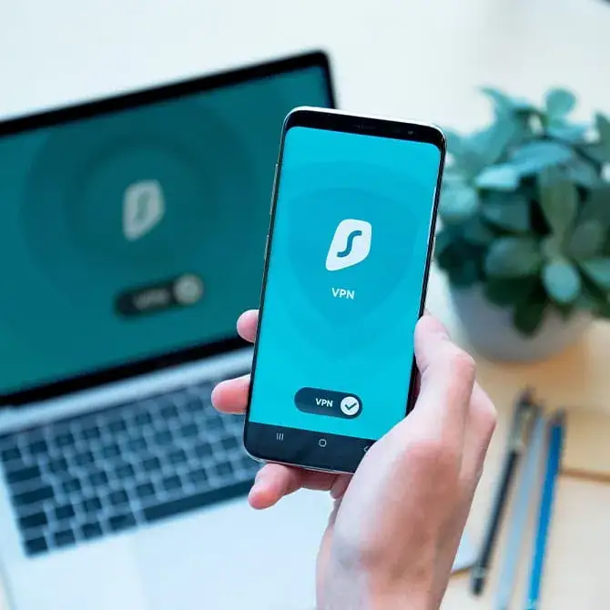 Zdjęcie VPN w telefonie - co to jest i jak zwiększa Twoje bezpieczeństwo?