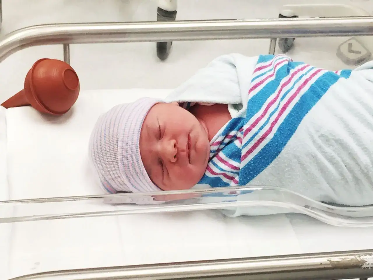 Zdjęcie Jak ubrać dziecko w szpitalu: kompletny poradnik dla świeżo upieczonych rodziców