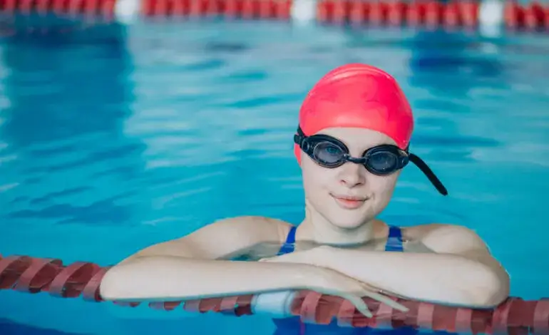 Zdjęcie Czy pływanie żabką jest dobre na kręgosłup? Odkryj jego korzyści!