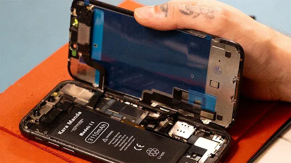 Zdjęcie Ile kosztuje wymiana baterii? Ceny dla telefonów i laptopów w Polsce