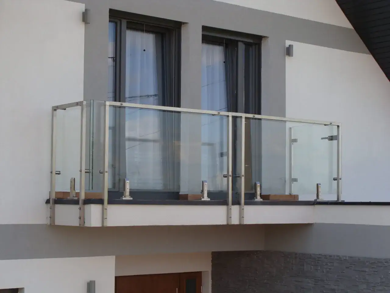 Zdjęcie Jakie szkło na balustrady zewnętrzne zapewnia bezpieczeństwo i styl?