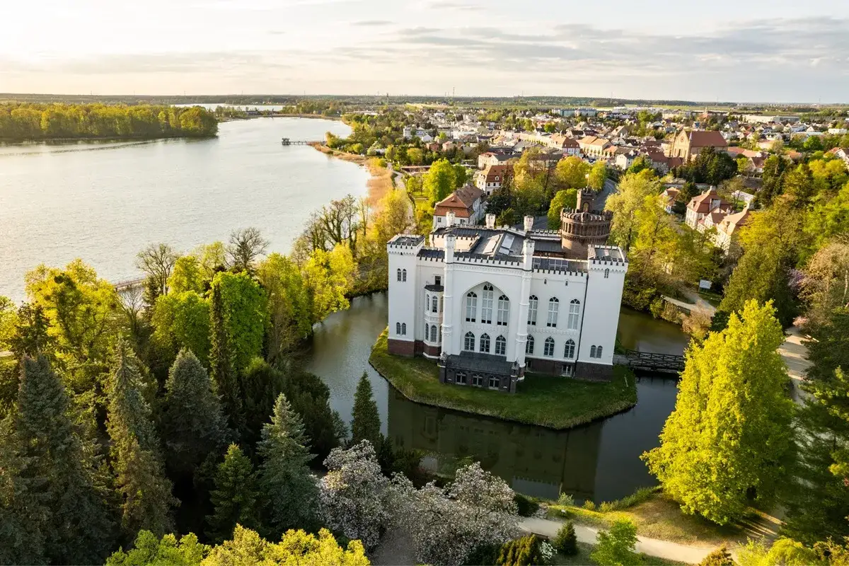 Zdjęcie Zamek w Kórniku zwiedzanie: godziny otwarcia i atrakcje, które musisz znać