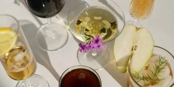 Zdjęcie Najlepsze drinki z czerwonym winem, które zaskoczą Twoich gości