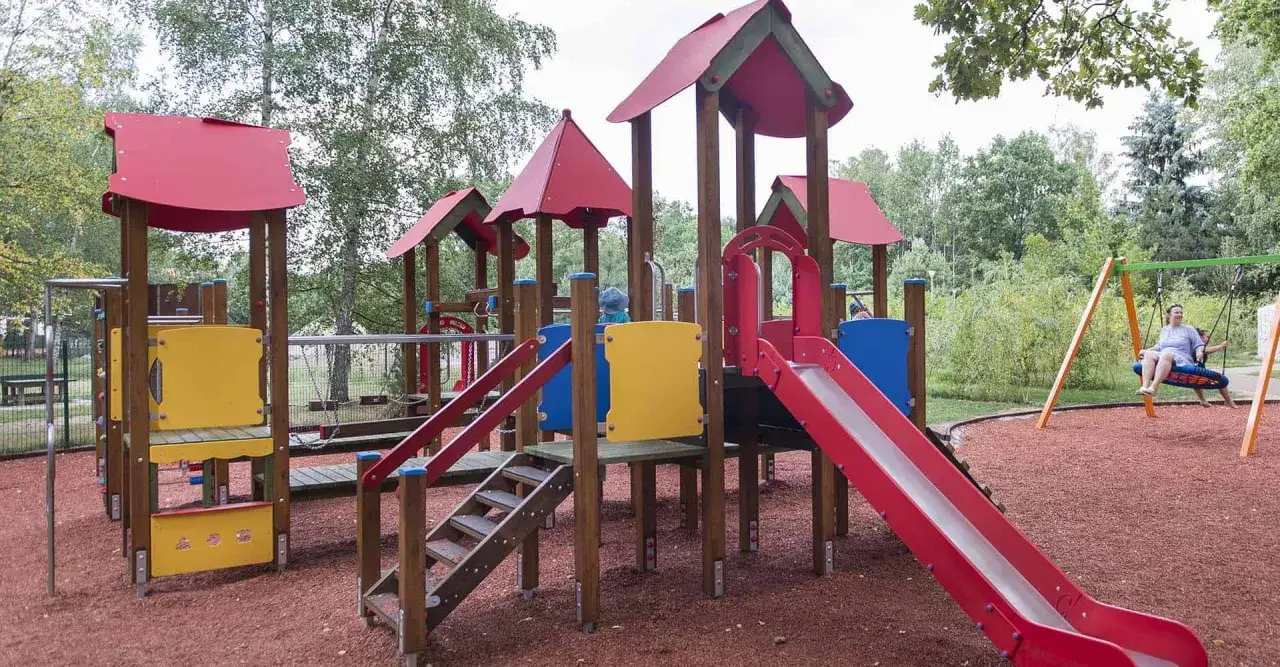 Zdjęcie Plac Broni: więcej niż miejsce zabaw - symbol dzieciństwa i przyjaźni