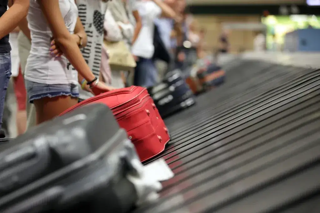 Zdjęcie Jak wygląda odbiór bagażu na lotnisku? Uniknij frustracji i czekania