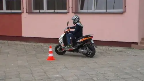 Zdjęcie Czy karta rowerowa uprawnia do jazdy motorowerem? Sprawdź różnice