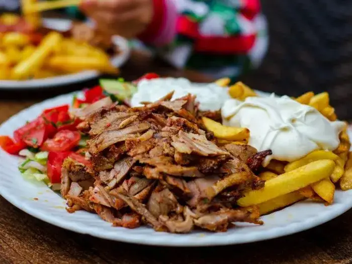 Zdjęcie Ile kcal ma kebab na cienkim - zaskakujące kalorie w picie i tortilli