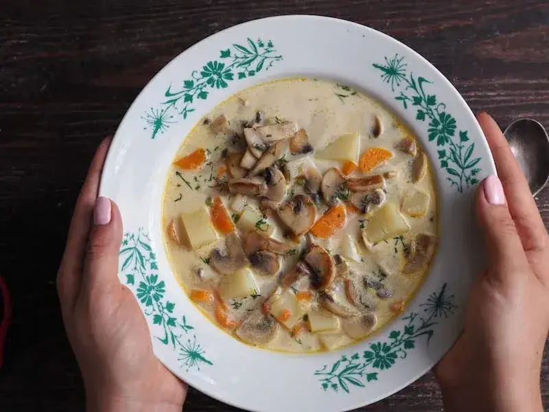 Zdjęcie Jak długo gotować pieczarki w zupie, aby były idealne i smaczne
