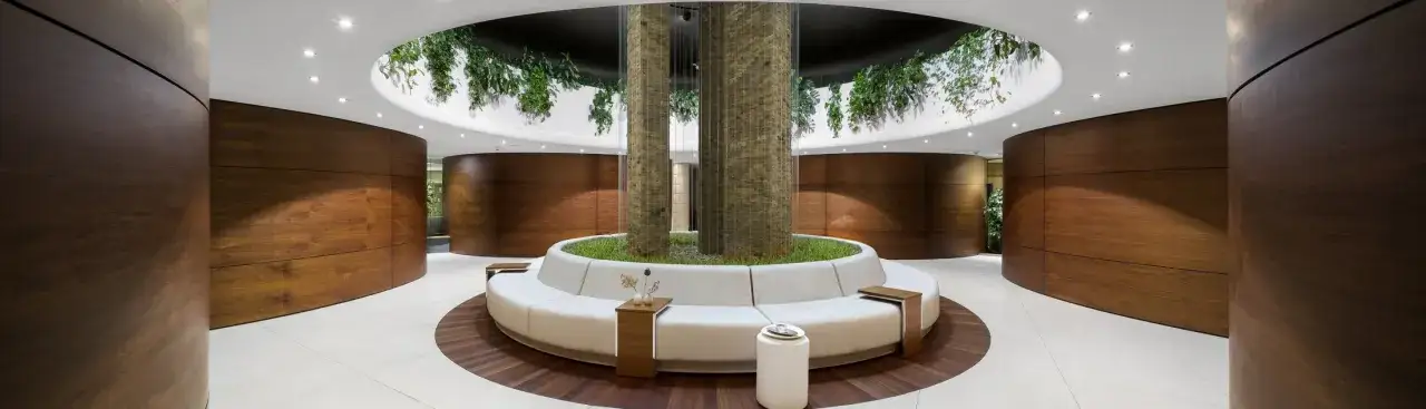 Nowoczesne wnętrze hotelowe z elementami natury. Idealne miejsce na relaks w hotel spa Warszawa i okolice.