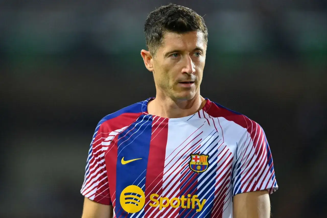 Robert Lewandowski w koszulce Barcelony. Jego zarobki w klubie budzą zainteresowanie, podobnie jak jego gra na boisku.