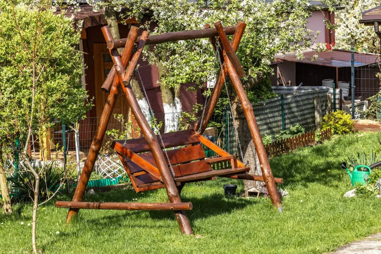 huśtawka ogrodowa wolnostojąca vs zawieszona na drzewie