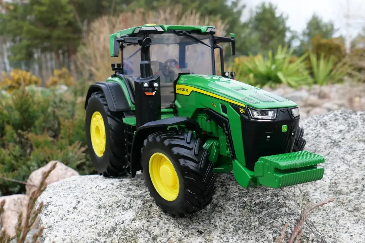 zabawki traktory john deere modele r&oacute;żne