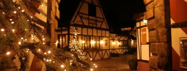 Ludzie na jarmarku bożonarodzeniowym w Norymberdze