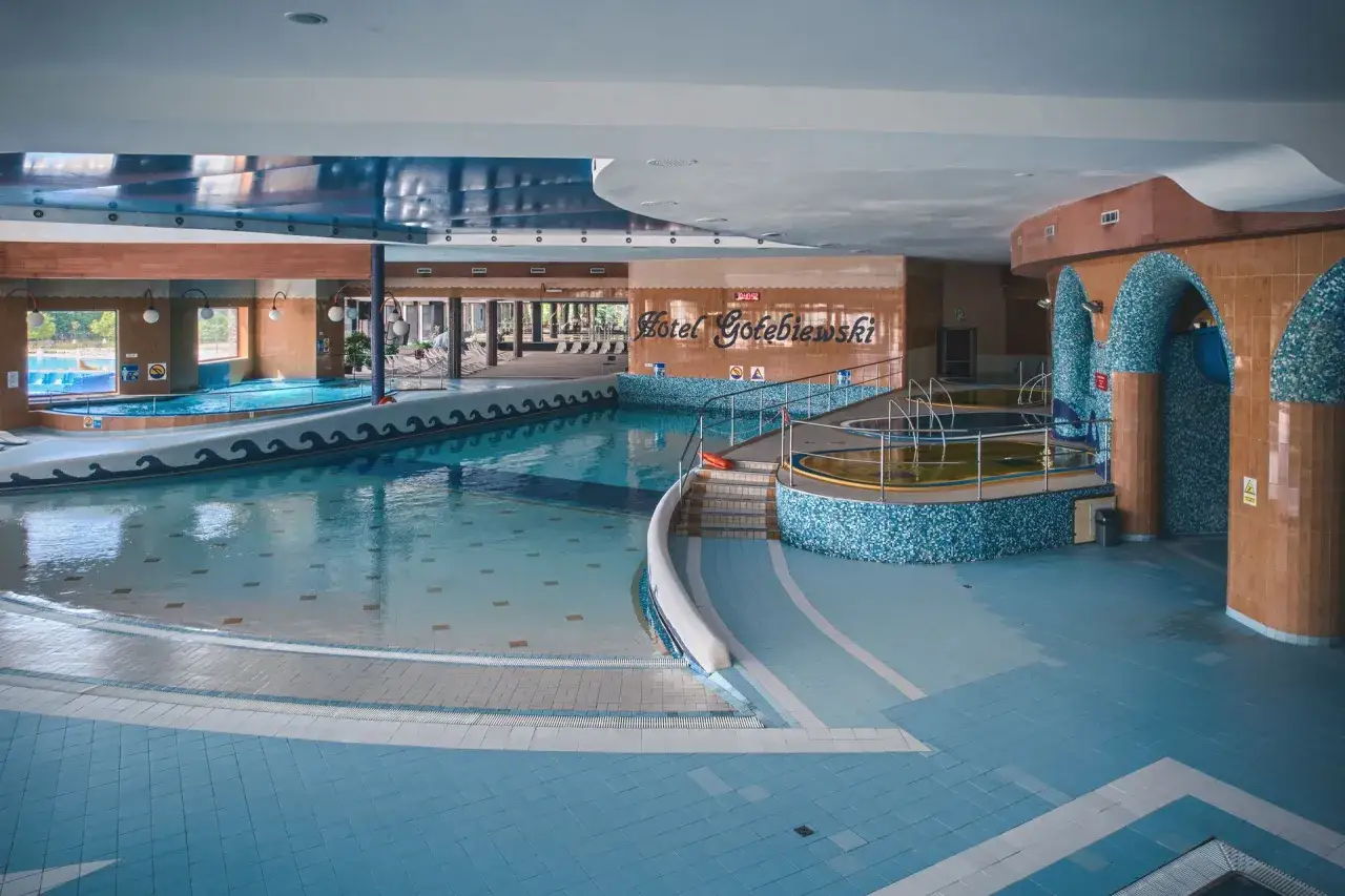 Basen w Hotelu Gołębiewski. Sprawdź tropikana mikołajki cennik i zaplanuj relaks.