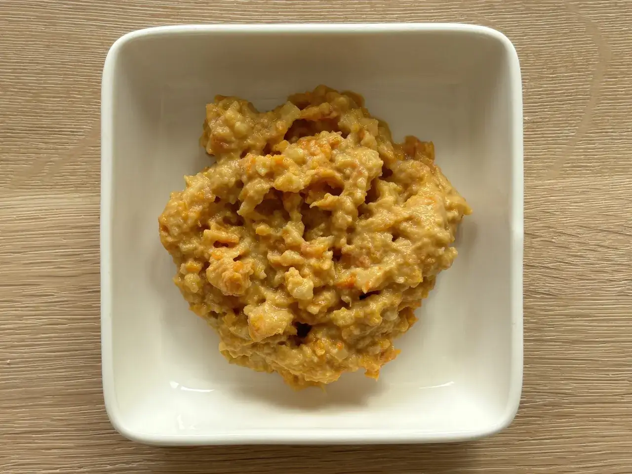 Gęsta, pomarańczowa papka z warzyw, idealna jako pierwsze posiłki dla niemowląt po 4 miesiącu.