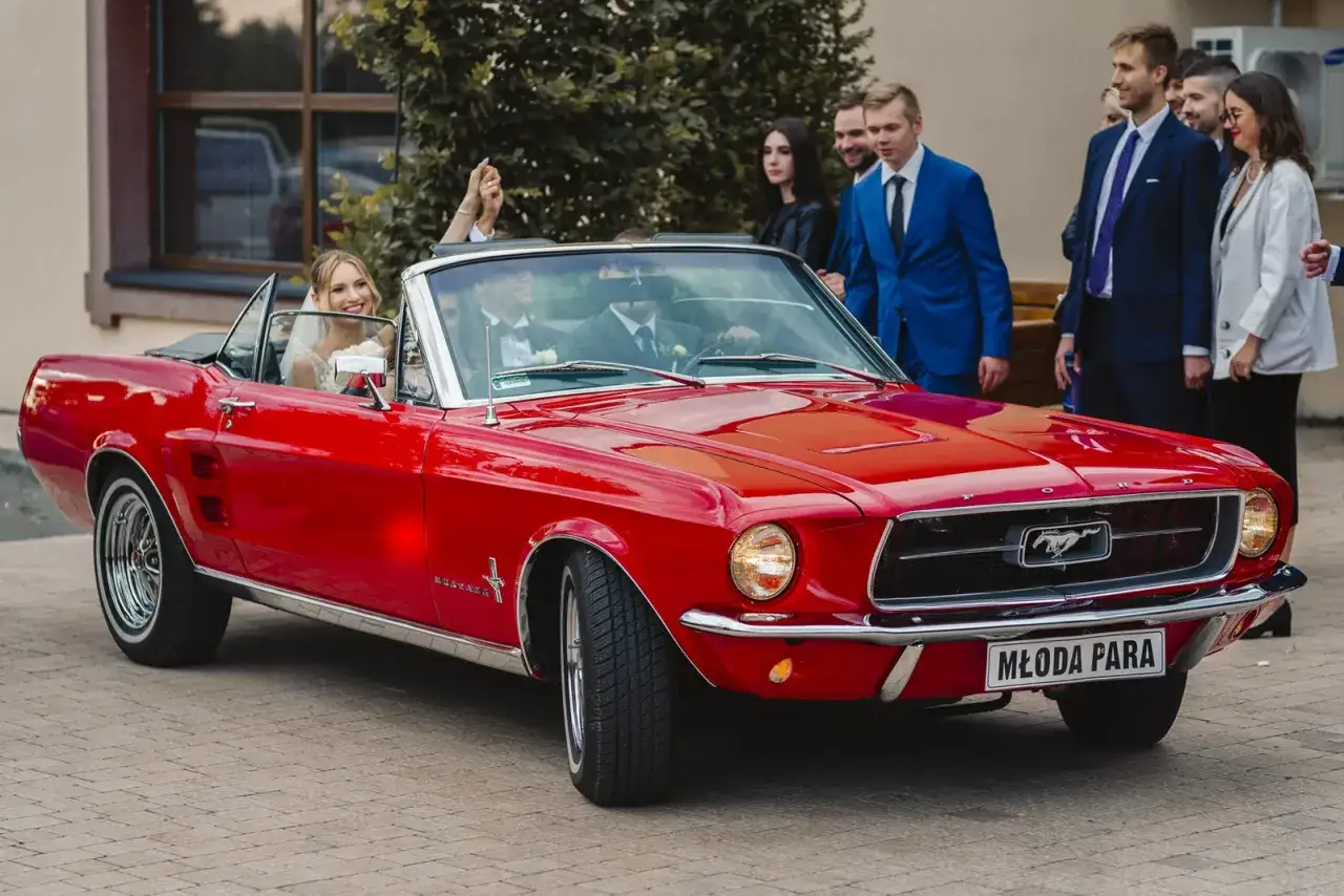 Para młoda w eleganckim samochodzie ślubnym