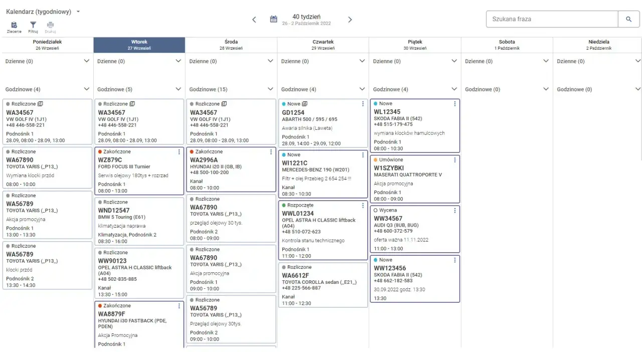 Nowoczesny warsztat samochodowy z tabletem