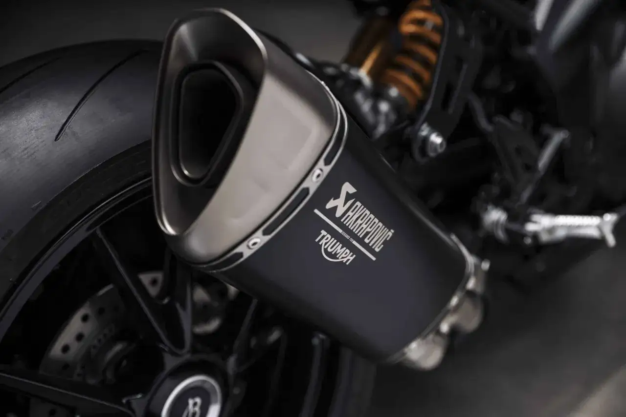 Wydech Akrapovič z logo Triumph. Dowiedz się, jak zrobić basowy tłumik w motocyklu, by uzyskać głęboki dźwięk.