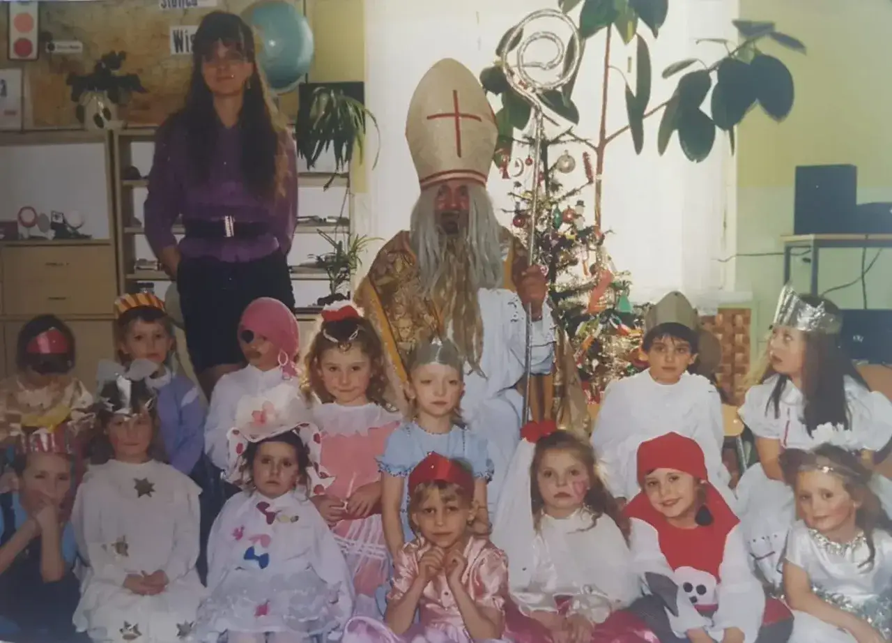 Dzieci w przedszkolu świętują dni nietypowe. Wśród nich Mikołaj, pani i przebrane maluchy.