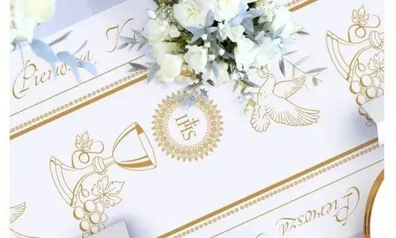 Dekoracje stołu komunijnego kwiaty obrusy