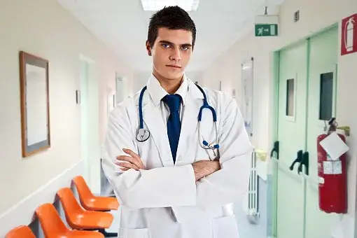 student medycyny na wykładzie lub w bibliotece, studia bezpłatne i płatne por&oacute;wnanie