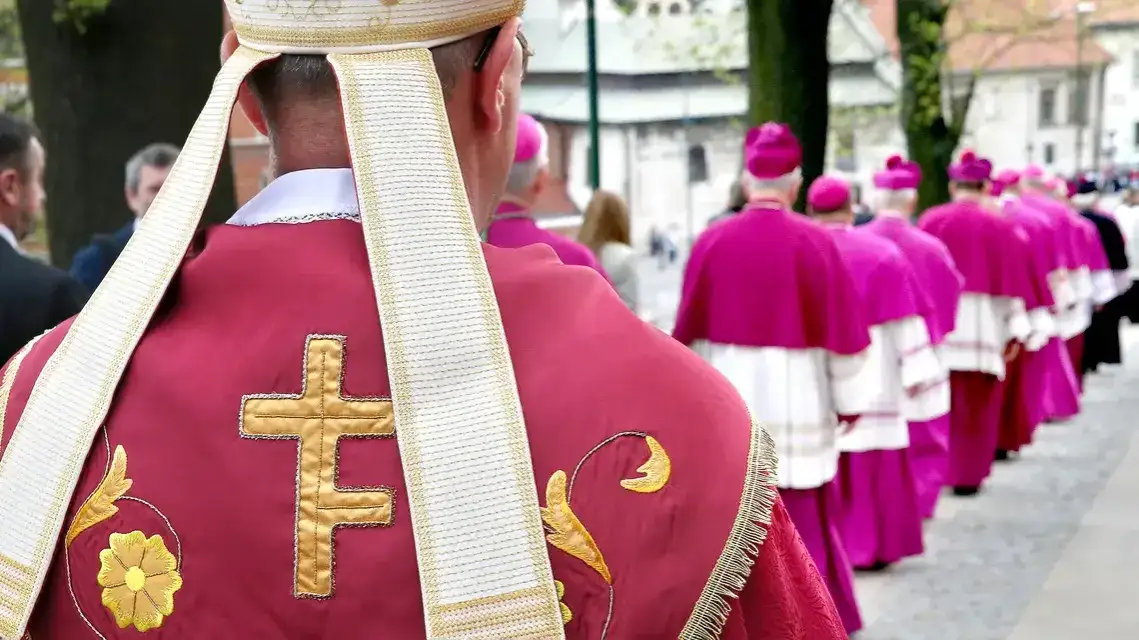 Zdjęcie Jak poprawnie zwracać się do biskupów? Zasady etykiety i protokołu kościelnego