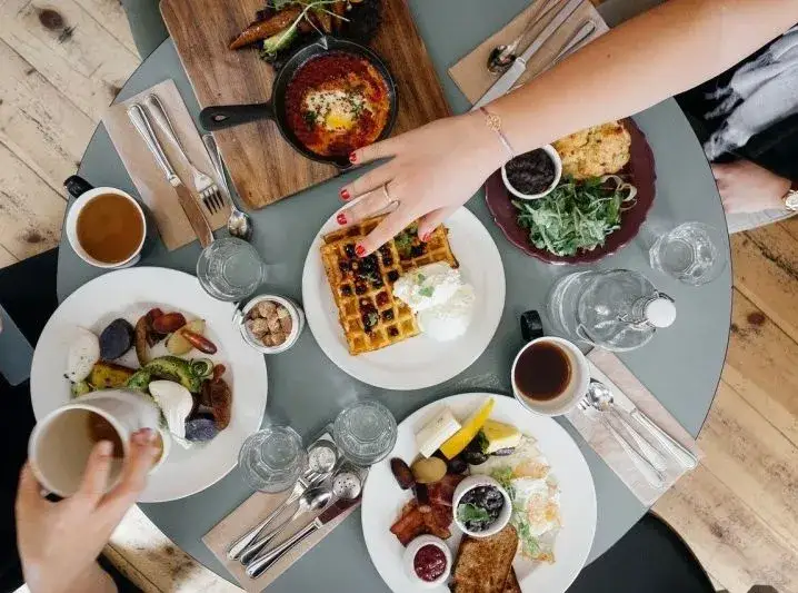 Zdjęcie Gdzie zjeść w Mikołajkach? Odkryj najlepsze restauracje i smaki