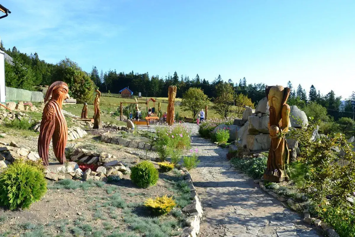 Drewniane rzeźby i plac zabaw w g&oacute;rach. Idealne miejsce, gdzie w g&oacute;ry z dziećmi na Śląsku można wybrać się na rodzinną wycieczkę.