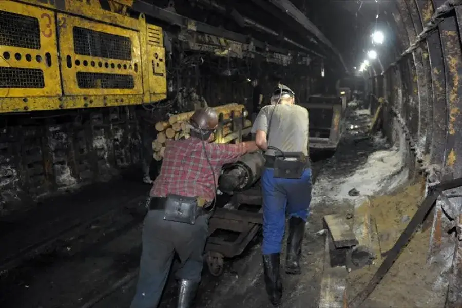 Elektryk górniczy przy pracy pod ziemią