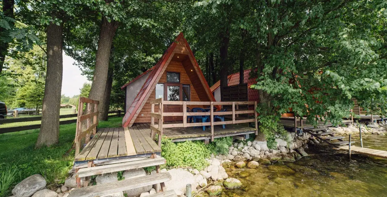 Domek letniskowy z pomostem nad jeziorem