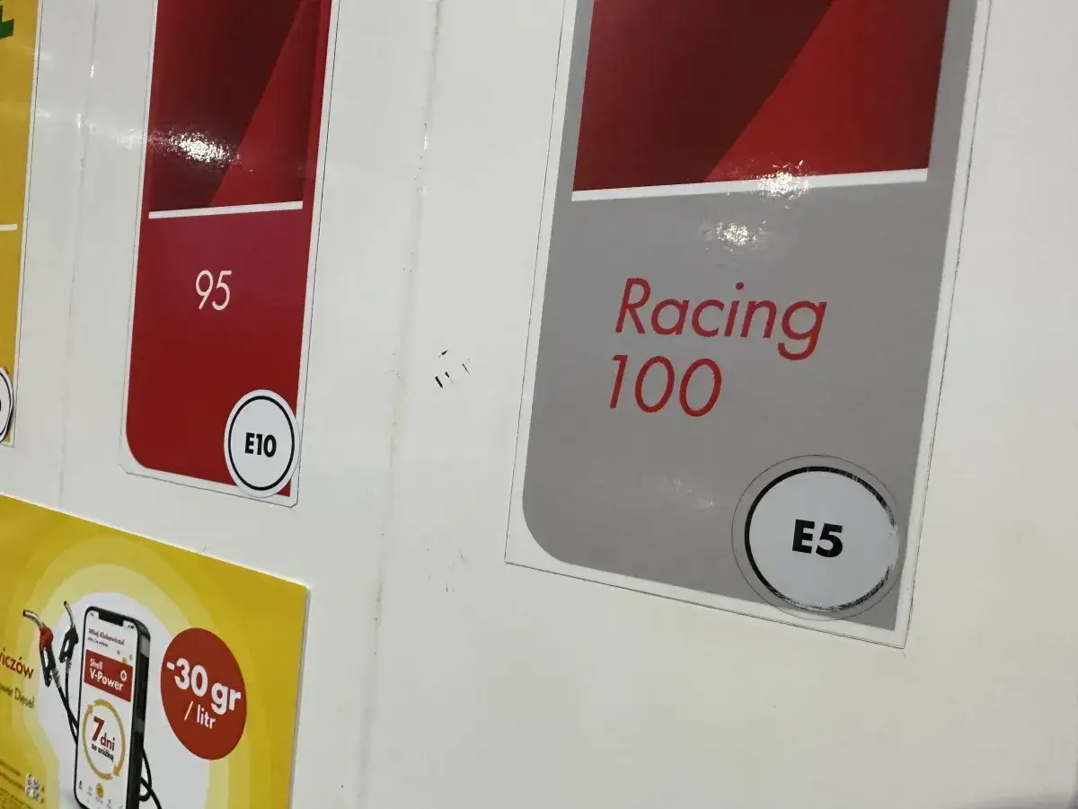 Dwa rodzaje paliwa: 95 E10 i Racing 100 E5. Wybierz paliwo 100 oktanowe dla lepszych osiąg&oacute;w.