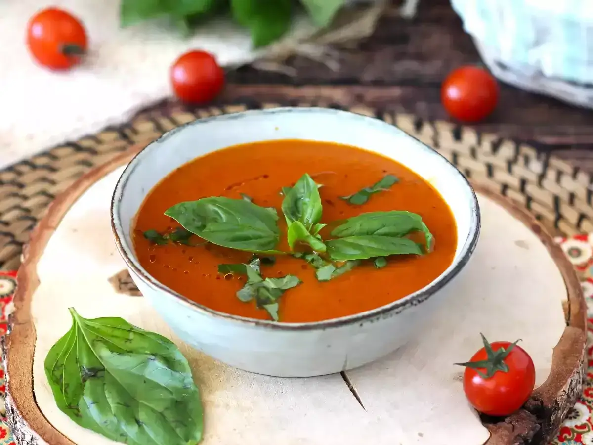 Soupe tomate oignon crémeuse avec basilic