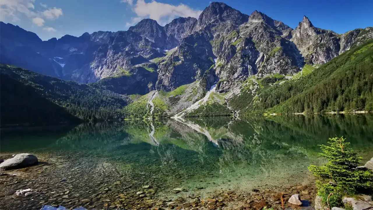Gdzie na Wielkanoc? W Tatrach nad Morskim Okiem, gdzie góry odbijają się w krystalicznie czystej wodzie.