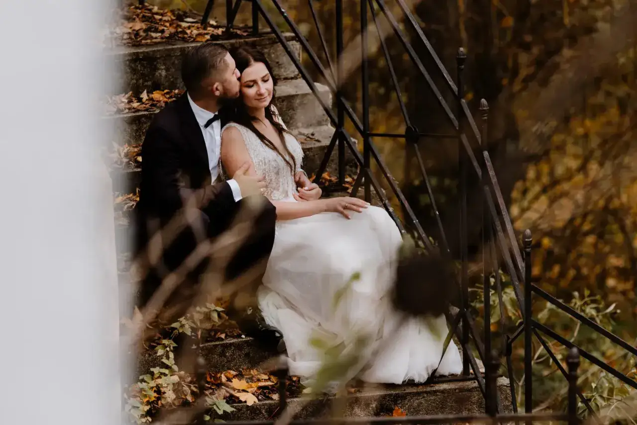 para młoda pisząca maila do zespołu weselnego