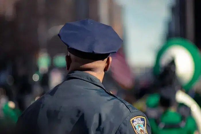Policjant w wydziale kryminalnym