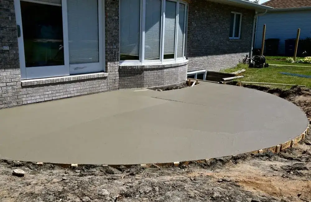 Pielęgnacja świeżego betonu na podjeździe