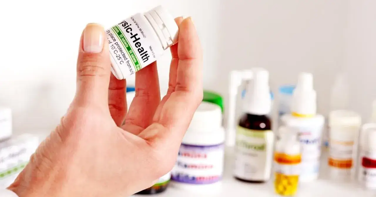 leki których unikać wieczorem, znak zakazu i tabletki