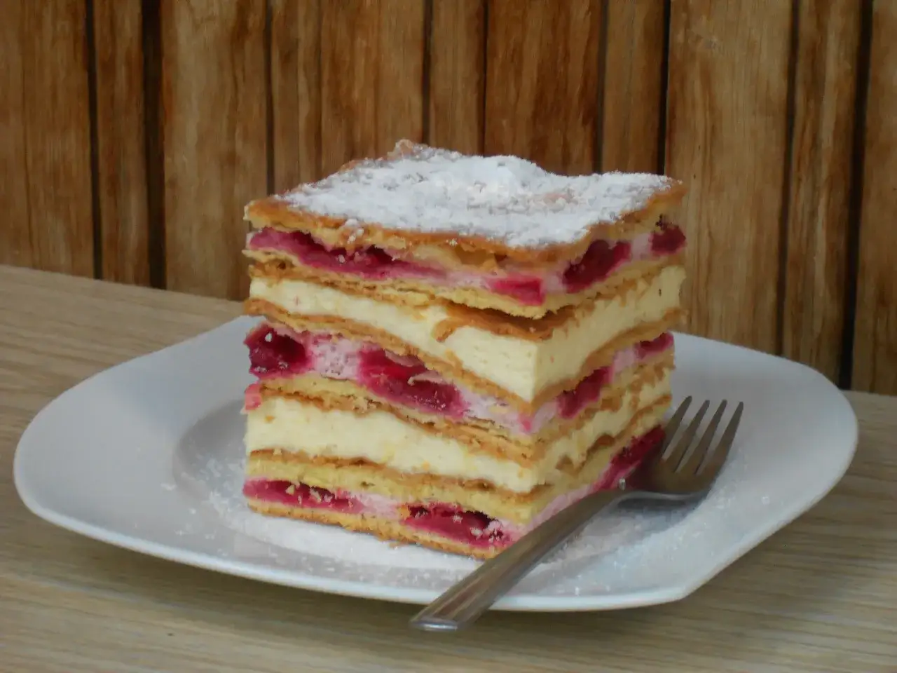 Ciasto francuskie z wiśniami i budyniem przekr&oacute;j