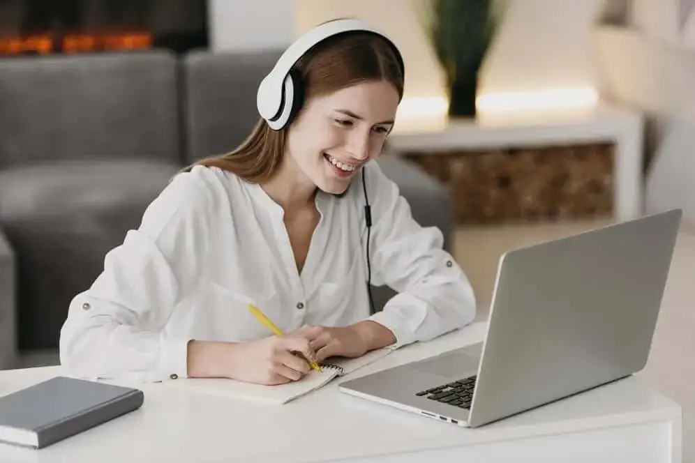 osoba korzystająca ze słownika online na laptopie