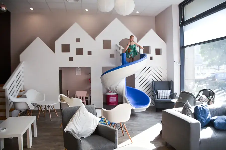 wnętrze kawiarni przyjaznej dzieciom z kącikiem zabaw