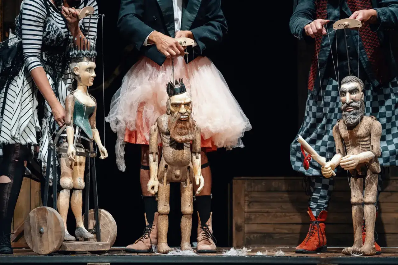 Lalki i kostiumy aktor&oacute;w zastępowały brak dekoracji w teatrze elżbietańskim.