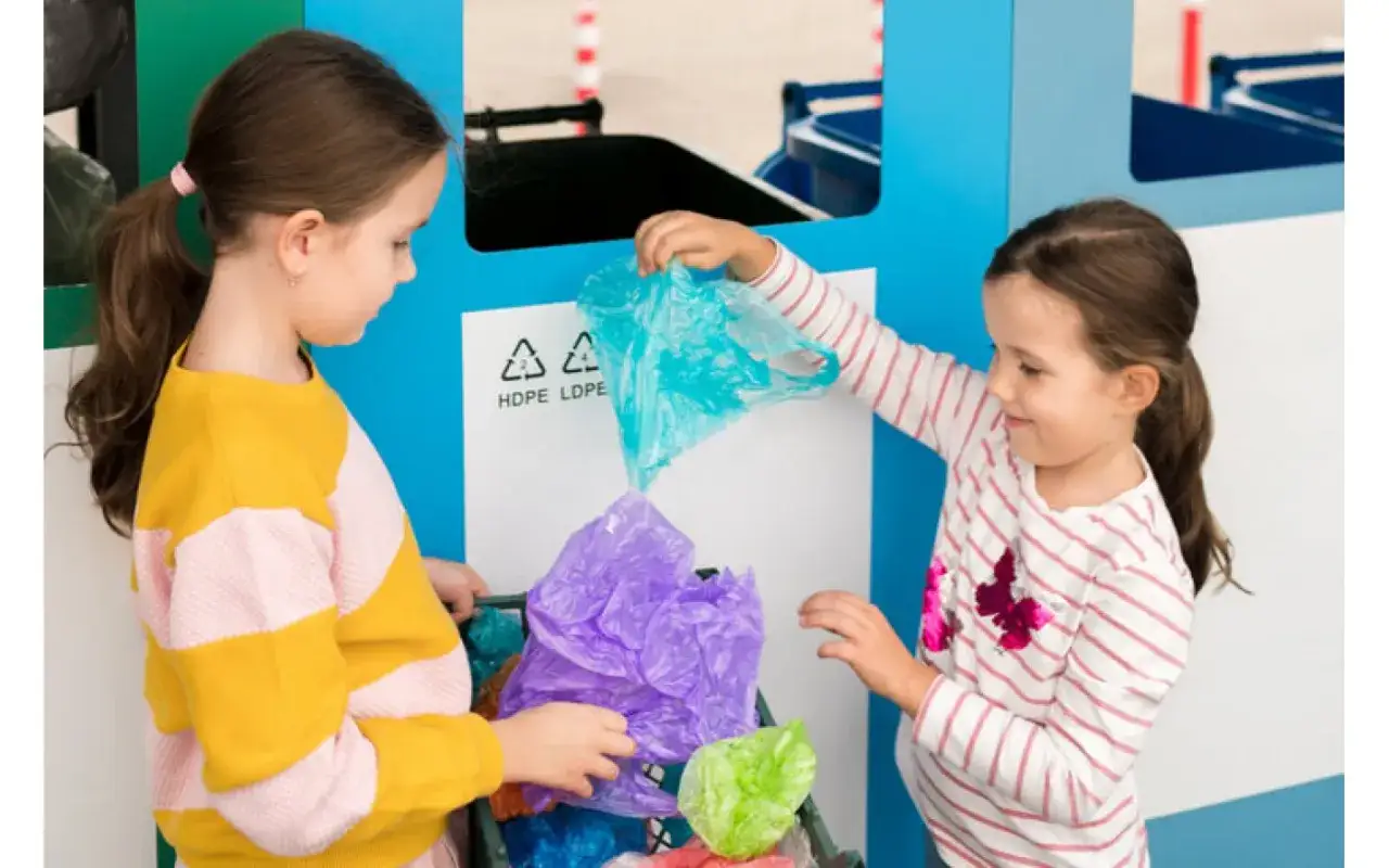 Dzieci uczące się segregacji odpadów, kolorowe kosze