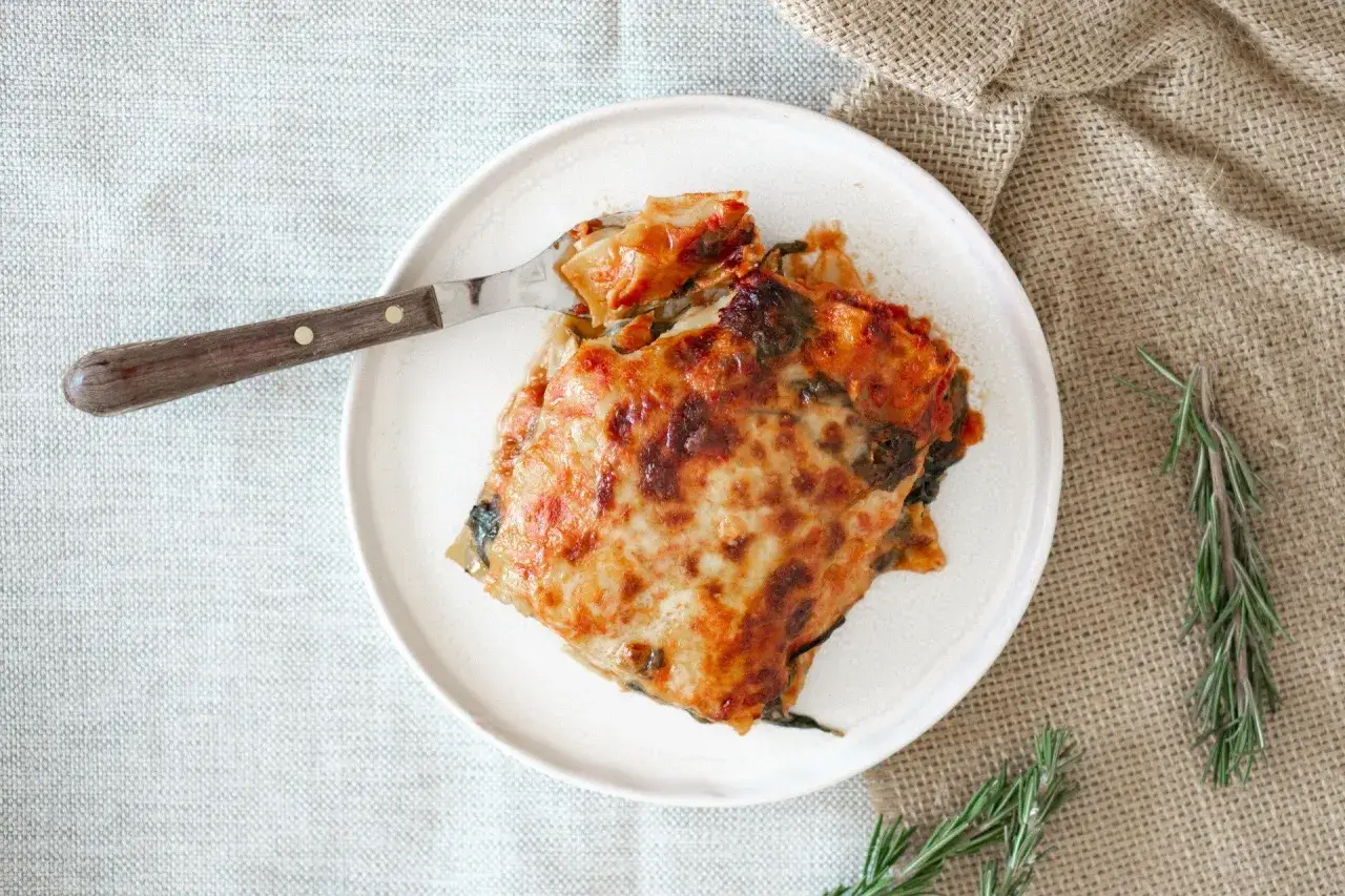lasagne ze szpinakiem i fetą z sosem jogurtowym