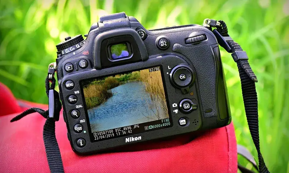 lustrzanka cyfrowa vs bezlusterkowiec por&oacute;wnanie