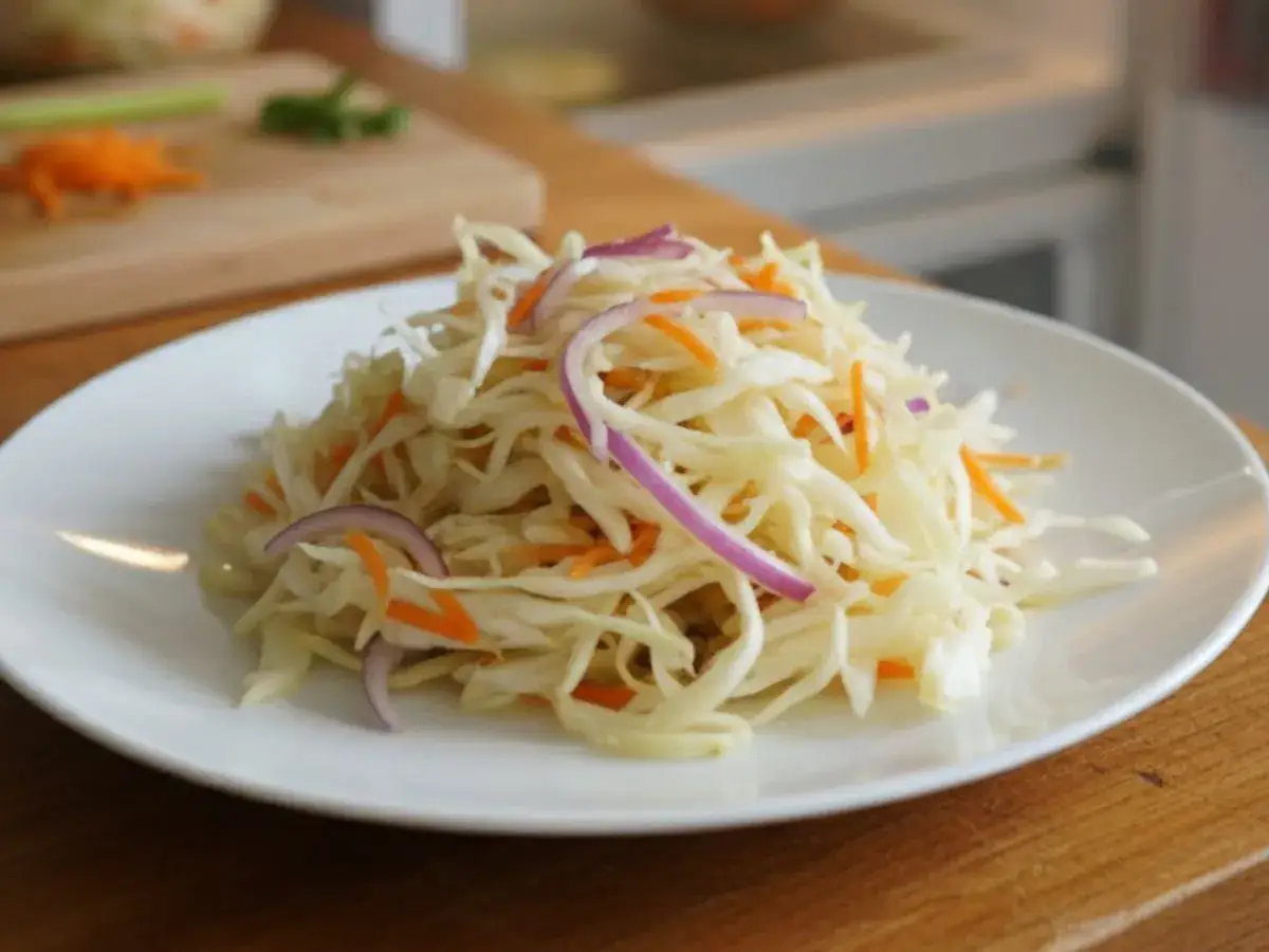 Chrupiąca surówka z białej kapusty, marchewki i czerwonej cebuli, jak z chińskiej restauracji. Idealna do obiadu.