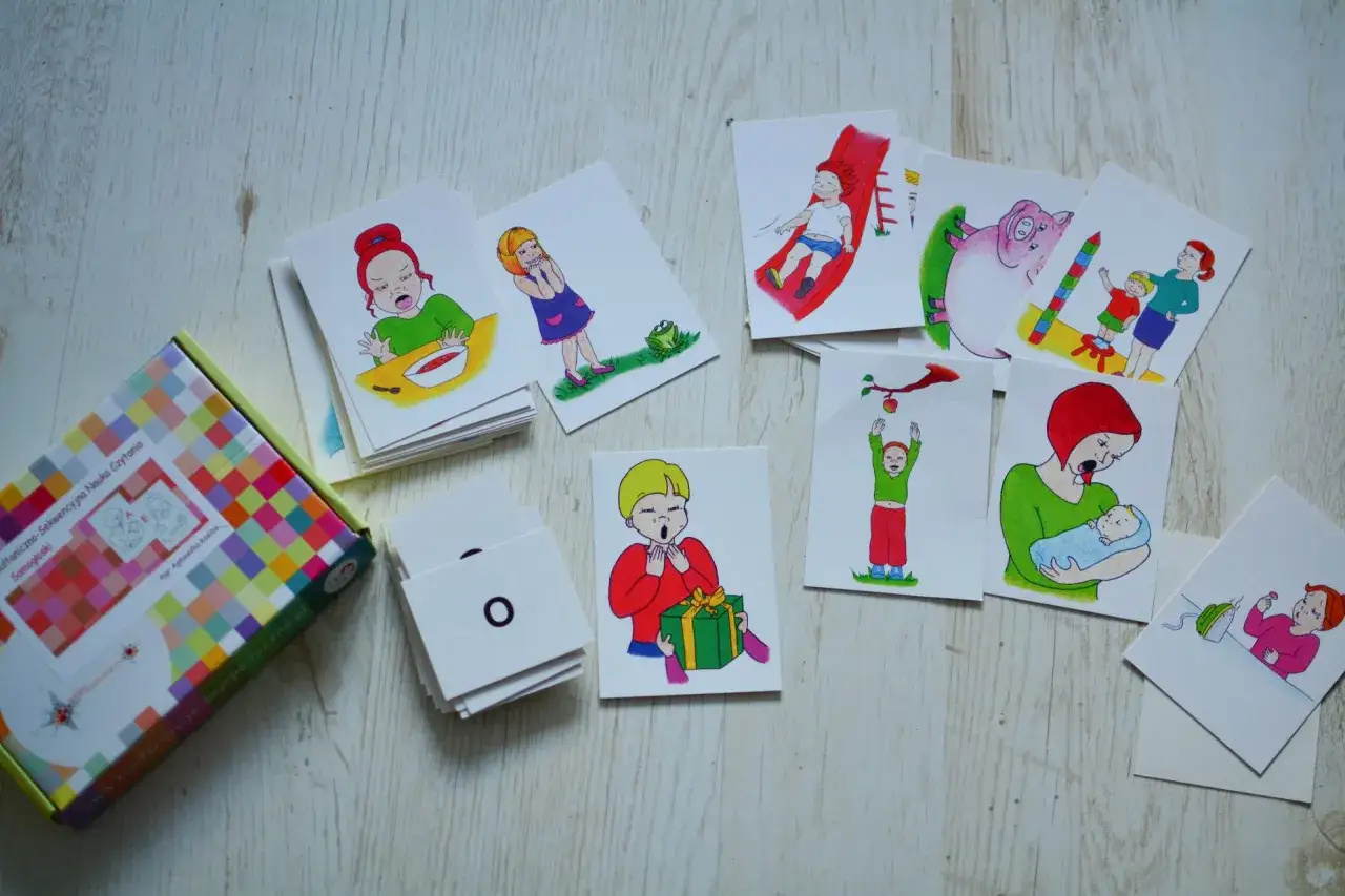 Karty z ilustracjami i literami, idealne do nauki czytania. Dzieci na obrazkach przeżywają r&oacute;żne emocje i wykonują czynności.