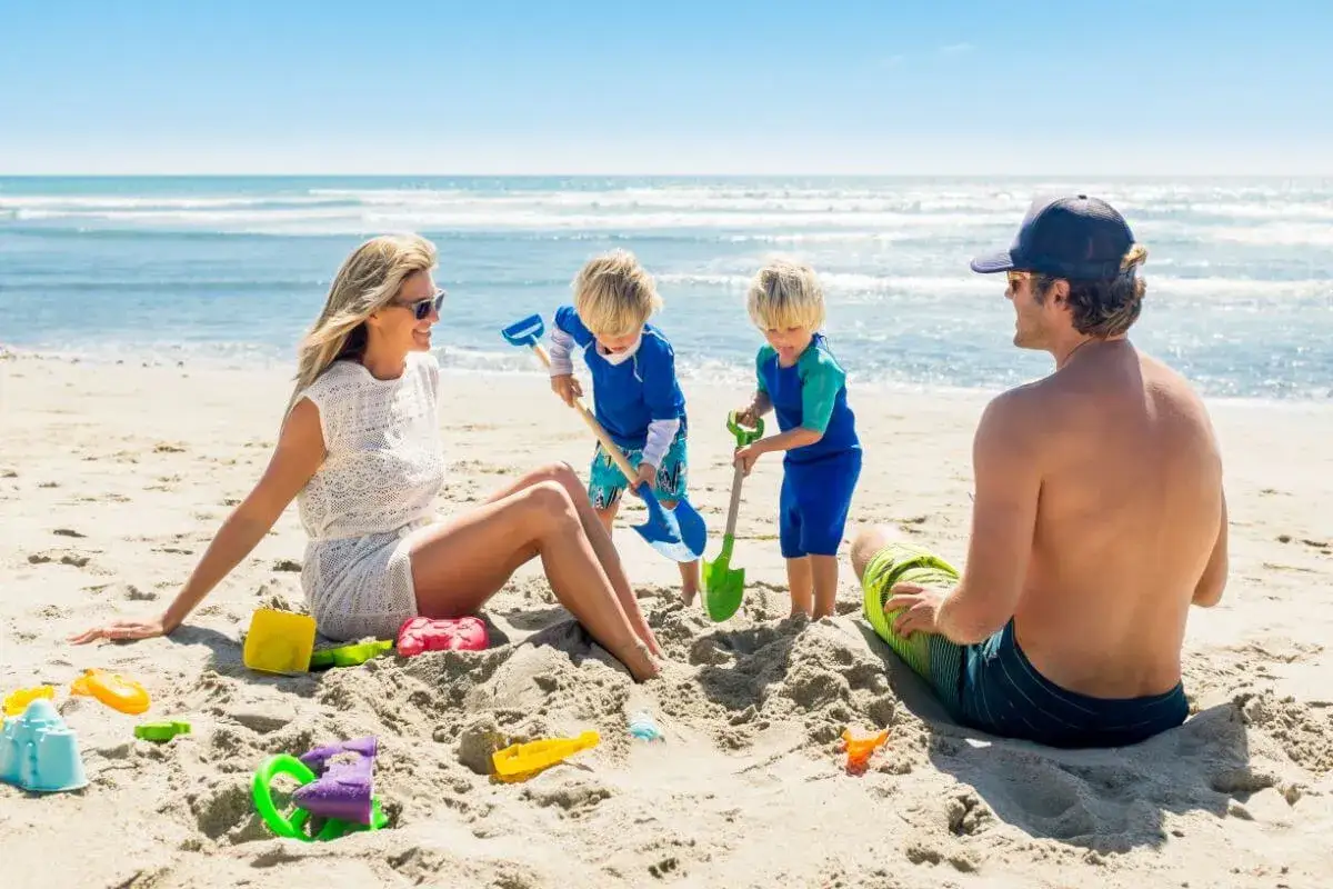 rodzina na plaży z dziećmi w Polsce