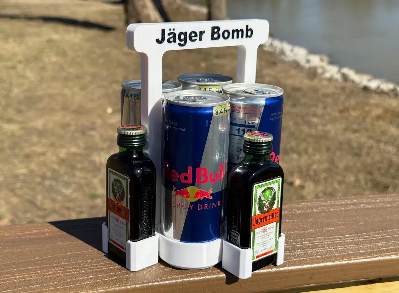 Zestaw do drinków z jagera: dwie buteleczki Jägermeistera i puszki Red Bulla w uchwycie z napisem 