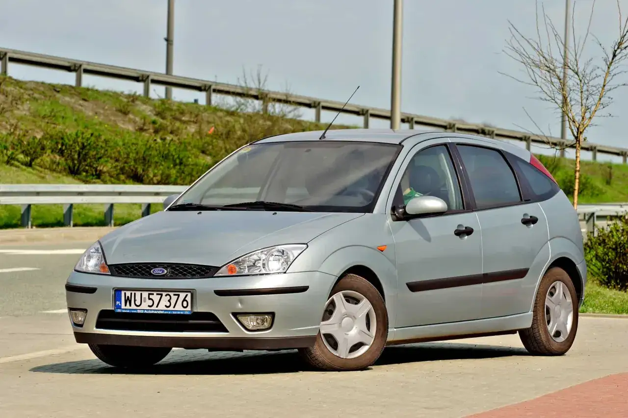 Srebrny Ford Focus z 2025 roku, zaparkowany przy drodze.